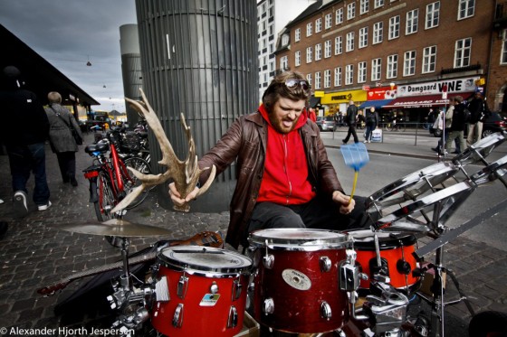 Børnejazz</br>Kalle Mathiesen spillede i Børnejazzklubben i september. De fleste børn kender ham nok fra Kalles Danmarkstour på Ramasjang, hvor han finder musik i alt.</br>Foto: PR-foto / Børnejazzklubben