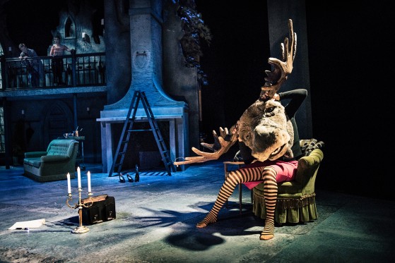 En skør fakir, en bedemandsforretning og børn i tyl og vinterstøvler</br>Fakiren fra Bilbao er fyldt med komik midt i en masse gys.</br>Foto: PR-foto / Aarhus Teater – Emilia Therese