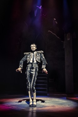 En skør fakir, en bedemandsforretning og børn i tyl og vinterstøvler</br>Fakiren taler et herligt dansk-spansk, da han slipper ud af en penne-kugle.</br>Foto: PR-foto / Aarhus Teater – Emilia Therese