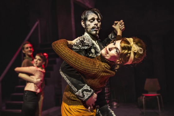 En skør fakir, en bedemandsforretning og børn i tyl og vinterstøvler</br>Fakiren fra Bilbao er en familieforestilling henvendt til både de voksne og børnene.</br>Foto: PR-foto / Aarhus Teater – Emilia Therese