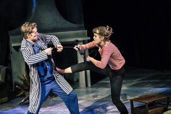 En skør fakir, en bedemandsforretning og børn i tyl og vinterstøvler</br>Tvillingparret Kamma og Tom flytter ind i en stor gammel villa, hvor eventyret begynder.</br>Foto: PR-foto / Aarhus Teater – Emilia Therese