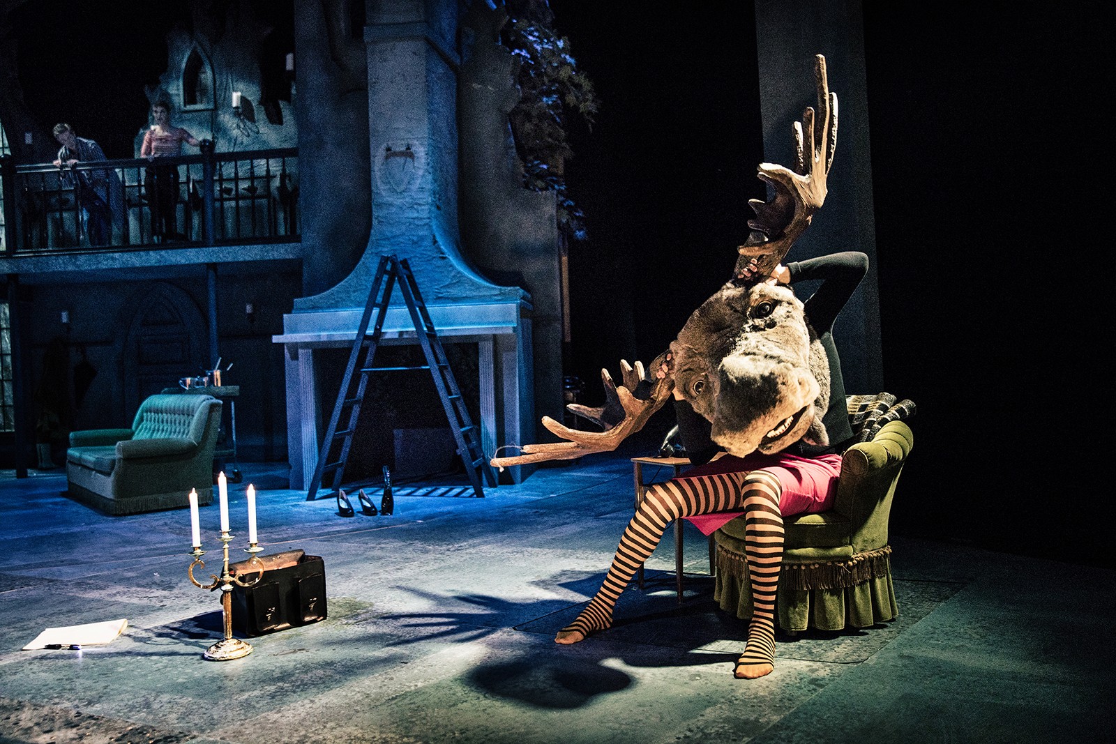 En skør fakir, en bedemandsforretning og børn i tyl og vinterstøvler</br>Fakiren fra Bilbao er fyldt med komik midt i en masse gys.</br>Foto: PR-foto / Aarhus Teater – Emilia Therese