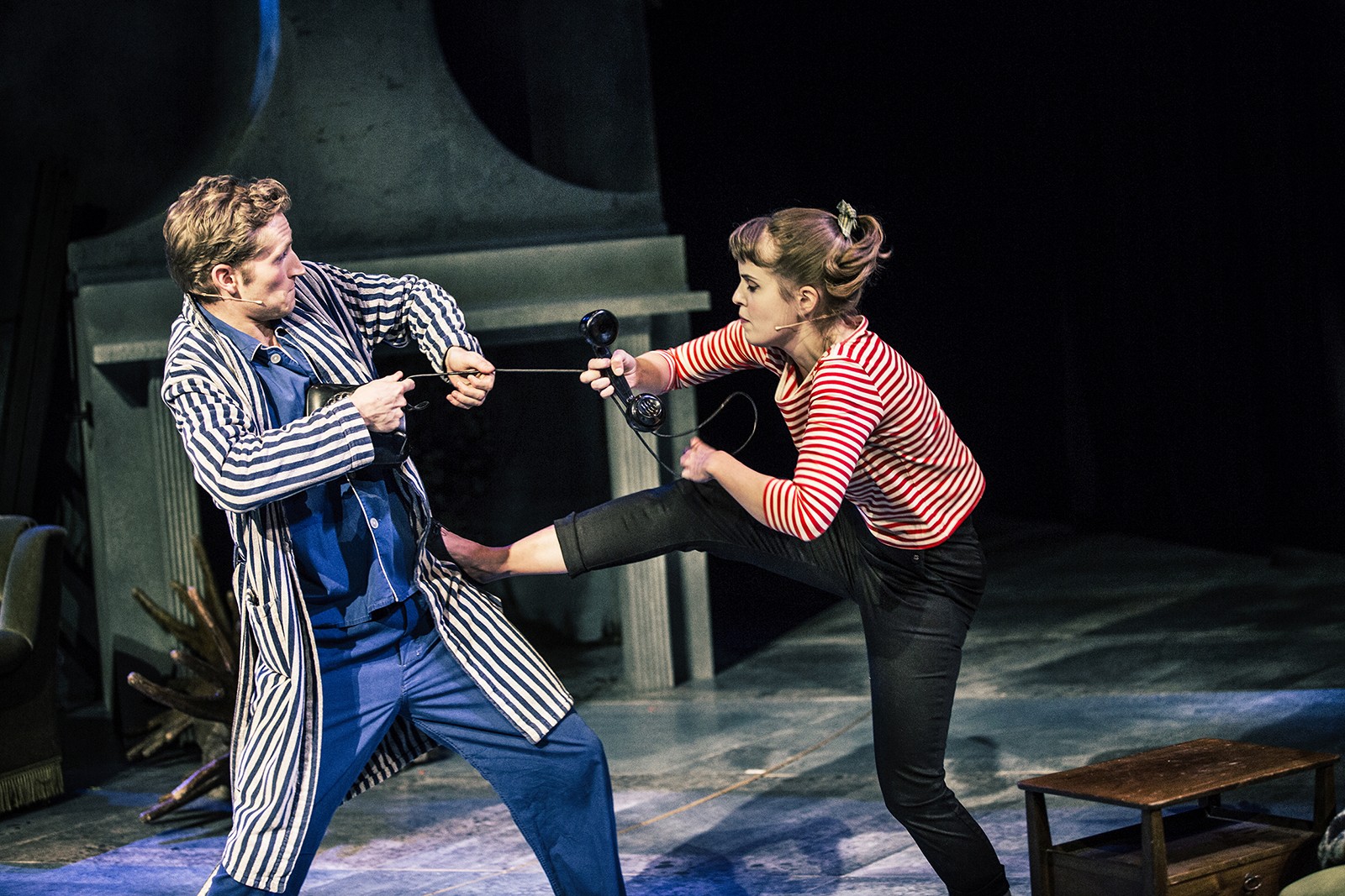 En skør fakir, en bedemandsforretning og børn i tyl og vinterstøvler</br>Tvillingparret Kamma og Tom flytter ind i en stor gammel villa, hvor eventyret begynder.</br>Foto: PR-foto / Aarhus Teater – Emilia Therese
