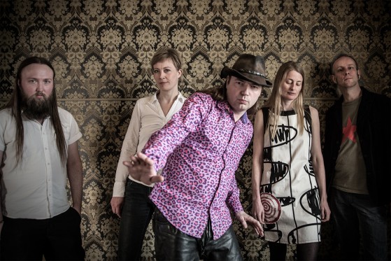 En fod i Singvogel eller en fod i graven</br>Singvogel - Emil Brahe, Rikke Alminde Bendtsen, Andreas Hansen, Lotte Maxild og Jørgen Holm.</br>Foto: PR-foto - Singvogel