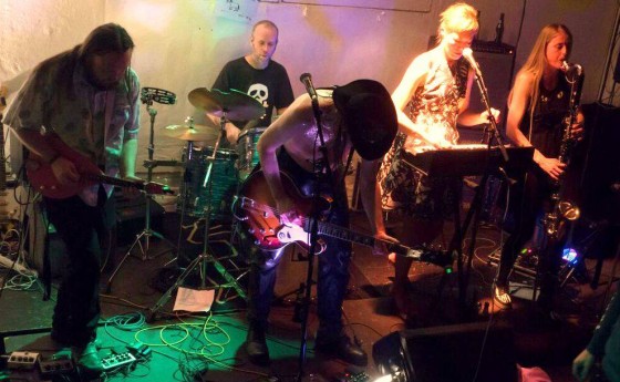 En fod i Singvogel eller en fod i graven</br>Koncert med Singvogel.</br>Foto: Privatfoto - Singvogel