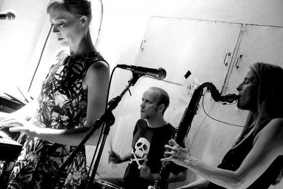 En fod i Singvogel eller en fod i graven</br>Koncert med Singvogel.</br>Foto: Privatfoto - Singvogel