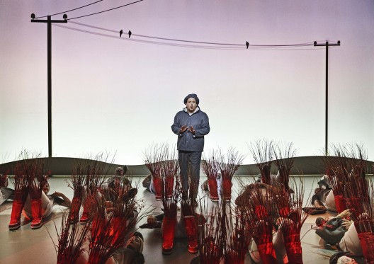 Vi skal ikke være bange for det banale</br>Svante er mest til stede i 3.person, gennem digterens fortællinger, der maler den sortsynede svensker</br>Foto: PR-foto/ Nørrebro Teater - Ulrik Jantzen