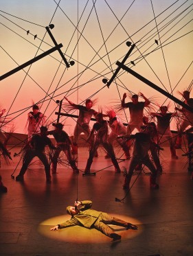 Vi skal ikke være bange for det banale</br>Der er hang til portere og melankoli på scenen.</br>Foto: PR-foto/ Nørrebro Teater - Ulrik Jantzen
