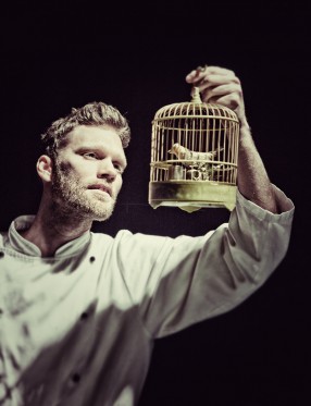 Digteren fester med sine fantasivenner</br>Du må være en engel, Hans Christian på Teatret Gruppe 38</br>Foto: PR-foto / Teatret Gruppe 38
