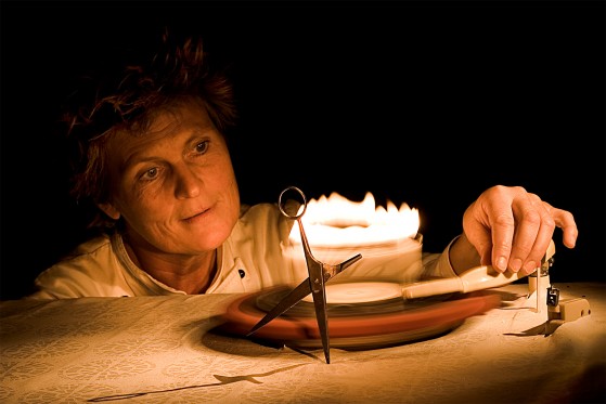 Digteren fester med sine fantasivenner</br>Bodil Alling i Du må være en engel, Hans Christian på Teatret Gruppe 38</br>Foto: PR-foto / Teatret Gruppe 38
