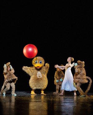 Ballet for både store og små</br>Den lille Ælling øver sig også på de svære ballettrin.</br>Foto: PR-foto / Det Konhelige Teater - Henrik Stenberg