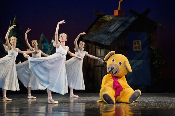 Ballet for både store og små</br>Bamse vågner op midt i en fortryllet verden.</br>Foto: PR-foto / Det Konhelige Teater - Henrik Stenberg