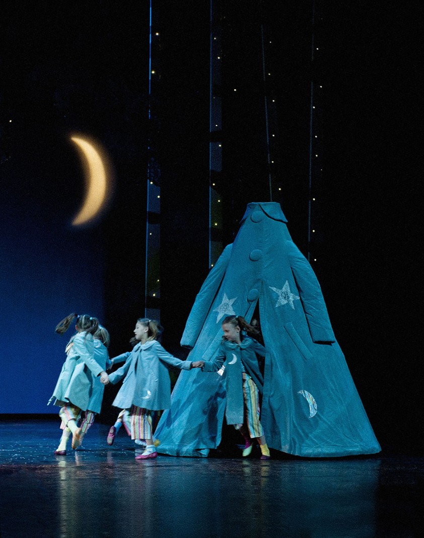 Ballet for både store og små</br>Små Lunapiger vrimler frem på scenen, da Bamse falder i søvn.</br>Foto: PR-foto / Det Konhelige Teater - Henrik Stenberg