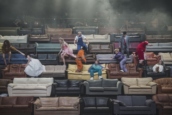 Kan højskolesangbogen redde os?</br>Vi kender alle sangene i den blå sangbog, men vi kender dem ikke, som de synges på det Kongelige Teaters scene.</br>Foto: PR-foto / Det Kongelige Teater – Natascha Rydvald