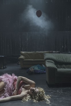 Kan højskolesangbogen redde os?</br>Miss Danmark fra 1998 er det dramatiske dukkebarn. Ønsker, alt var ligeså lyserødt, som det var i 1998. Tror på lykke, harmoni og hygge. Bliver midtpunkt i et destruktivt trekantsdrama.</br>Foto: PR-foto / Det Kongelige Teater – Natascha Rydvald