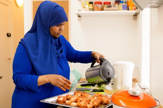 Et somalisk hjem i dansk købstadsidyl</br>Ilham Khalif Mohamed er i gang med mad i køkkenet i det somaliske hjem i Den Gamle By</br>Foto: PR-foto / Den Gamle By