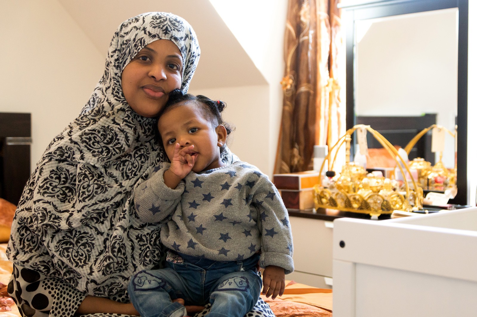 Et somalisk hjem i dansk købstadsidyl</br>Shamso Maqtar og hendes datter i soveværelset i det somaliske hjem.</br>Foto: PR-foto / Den Gamle By