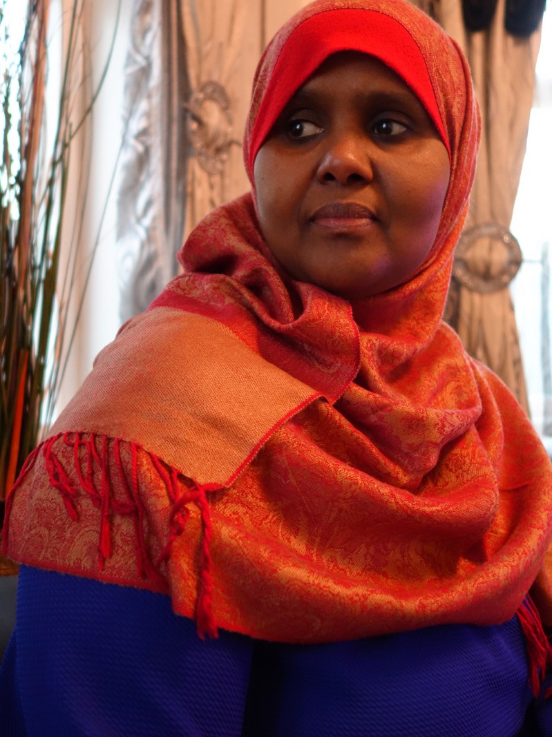 Et somalisk hjem i dansk købstadsidyl</br>De somaliske kvinder og Den Gamle By vil vise, hvordan somaliere i Danmark lever. lham Khalif Mohamed sidder i lejlighedens stue.</br>Foto: Anne Harbo Frandsen