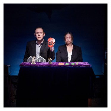 Finanskrisen fortalt med legetøjsbiler, palmer og papirkrus</br>Agnés Limbos og Gregory Houben. Objektteater fortæller handling med kendte hverdagsting.</br>Foto: PR-foto / Teater Refleksion