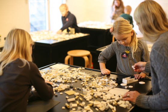 LEGO-klodser løser byens problemer</br>I workshoppen bygger man med den særlige LEGO Achitecture serie, der gør det lettere at bygge by- og boligelementer.</br>Foto: PR-foto / DAC