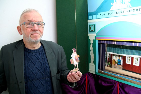 Sommerskænderier, skilsmisser og mandekurser skåret ud i papir</br>Per Brink Abrahamsen har ført papirfigurer over den lille scene i 30 år.</br>Foto: Sixten Therkildsen