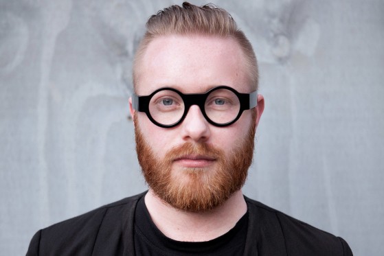 En ny begyndelse på teatret</br>Jon R. Skulberg vil have folk til at se verdens problemer med andre øjne.</br>Foto: PR-foto 