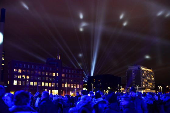 Åbning af Aarhus2017</br>Imens musikken bragede ud gennem højtalerne og fortryllede den rutebilstation, vi så ofte blot går forbi, bevægede optoget sig ned mod Dokk1.</br>Foto: Jørn Therkildsen 