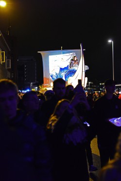 Åbning af Aarhus2017</br>På skibene projiceredes videoer af folkeskoleelever, der fortalte om deres håb for fremtiden. Var man heldig at være tæt nok på optoget, kunne man også læse om byens borgeres værdier og ønsker på de små vikingeskibe, der blev båret af de mange frivillige.</br>Foto: Jørn Therkildsen 