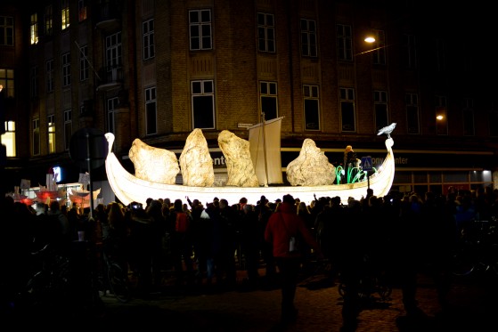 Åbning af Aarhus2017</br>Eivør stod i front på et af vikingeskibene og sang med sin stærke stemme.</br>Foto: Jørn Therkildsen 