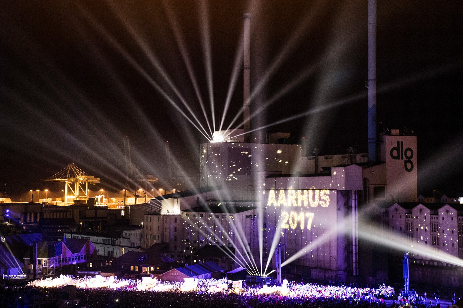 Åbning af Aarhus2017</br>Optoget endte på havnen hvor ceremonien fortsatte med lys, lyd, sang og dans.</br>Foto: PR-billede / Aarhus2017