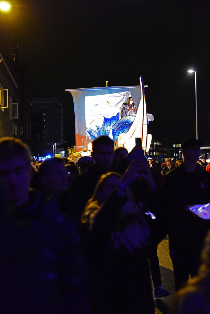 Åbning af Aarhus2017</br>På skibene projiceredes videoer af folkeskoleelever, der fortalte om deres håb for fremtiden. Var man heldig at være tæt nok på optoget, kunne man også læse om byens borgeres værdier og ønsker på de små vikingeskibe, der blev båret af de mange frivillige.</br>Foto: Jørn Therkildsen 