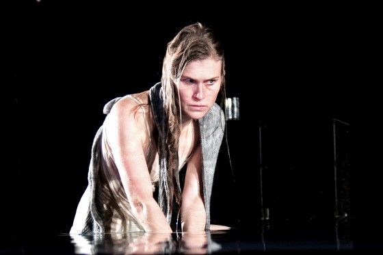 Mette Døssing græder 9000 liter tårer i sin første hovedrolle</br>Vandet i scenografien til Aarhus Teaters Medea er enormt krævende, men giver også skuespillerne en masse igen.</br>Foto: Marie Nyeng