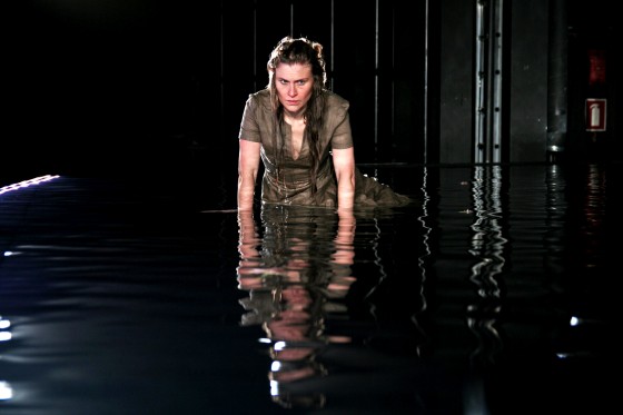 Mette Døssing græder 9000 liter tårer i sin første hovedrolle</br>Som barn spillede hun teater i miniformat, nu spiller hun i 9000 liter vand på Aarhus Teater.</br>Foto: Marie Nyeng