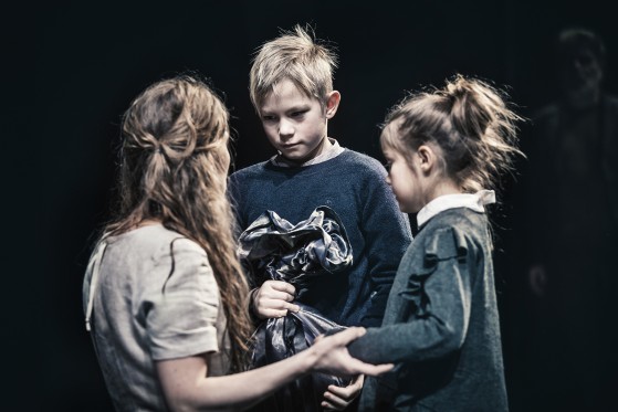 Spejlblankt skumsprøjt og en fængslende Medea</br>Børnene må lade livet som en del af Medeas hævnplan.</br>Foto: PR-foto / Aarhus Teater - Emilia Therese