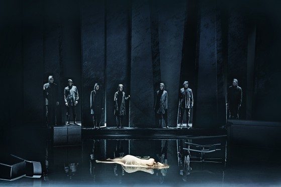 Spejlblankt skumsprøjt og en fængslende Medea</br>Scenegrof Franciska Zahle har skabt et tydeligt billede af, at Medea er ved at drukne i tårer.</br>Foto: PR-foto / Aarhus Teater - Emilia Therese
