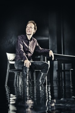 Spejlblankt skumsprøjt og en fængslende Medea</br>Instruktør Rune David Grue har truffet en række valg til Medea-forestillingen, som både bevare oprindeligheden og understreger det evigtgyldige.</br>Foto: PR-foto / Aarhus Teater - Emilia Therese