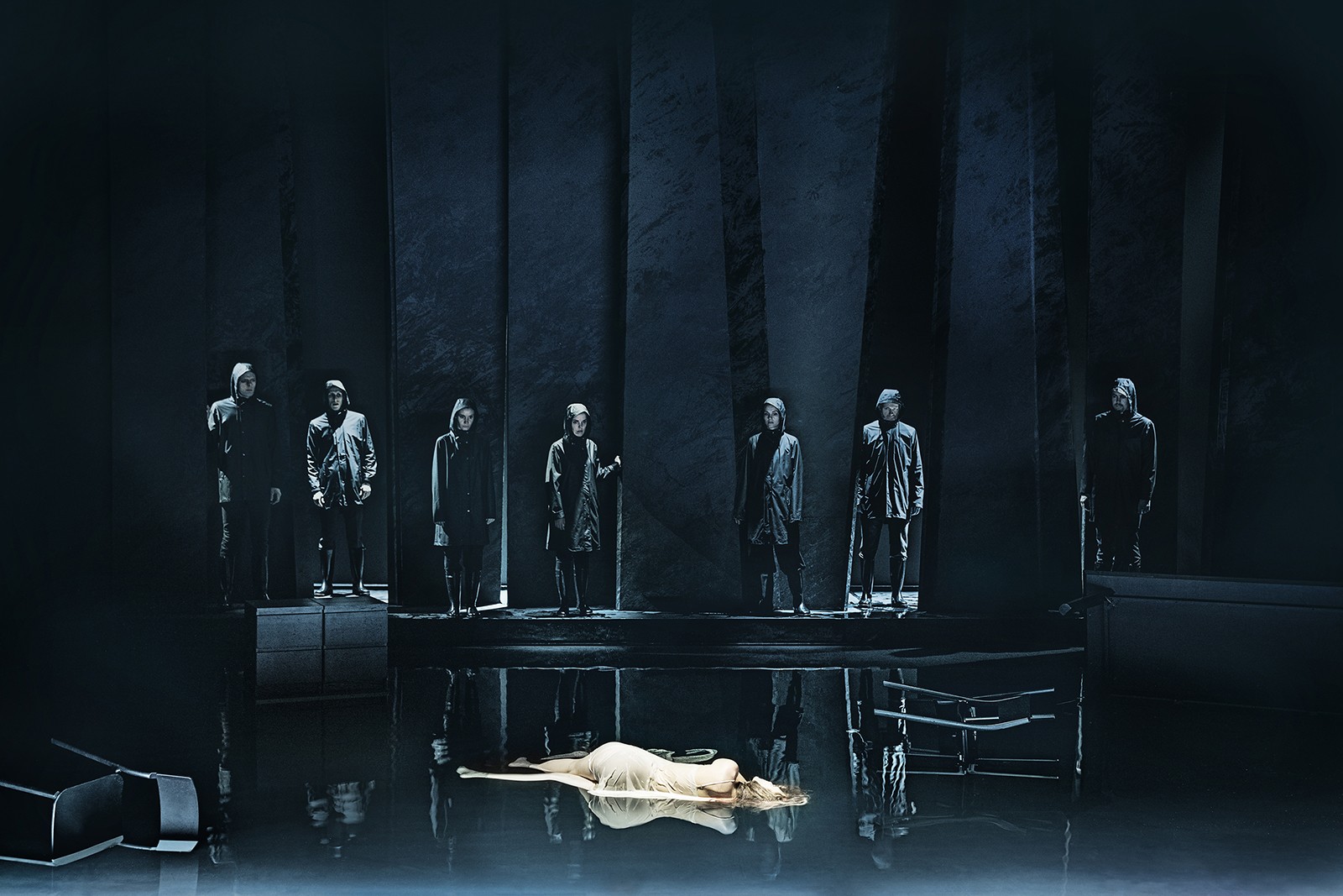 Spejlblankt skumsprøjt og en fængslende Medea</br>Scenegrof Franciska Zahle har skabt et tydeligt billede af, at Medea er ved at drukne i tårer.</br>Foto: PR-foto / Aarhus Teater - Emilia Therese