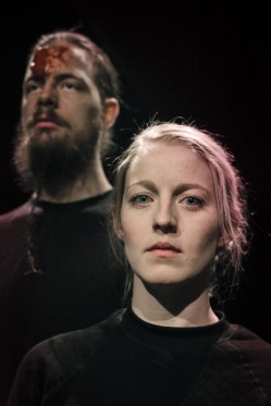 En nøgen mand på gaden, demens og dine meninger</br>Hvorfor flytter nogle soldater ud i skoven, når de vender hjem fra krig?</br>Foto: PR-foto / Teater Fluks