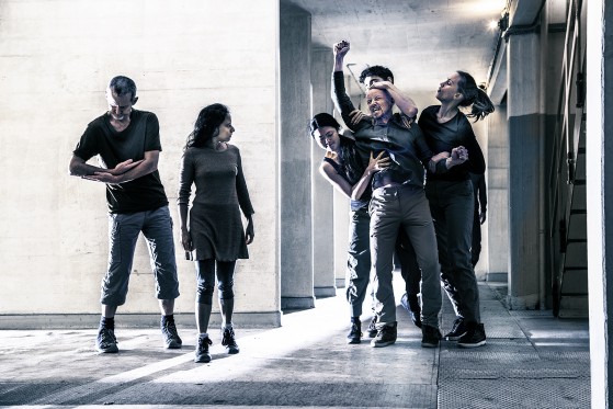 Al kunst er politisk – også dans</br>Forestillingen tager udgangspunkt i, hvordan finanskrise og skibskatastrofer ændrer vores forestilling om, hvad det rigtige samfund er.</br>Foto: PR-foto / Per Morten Abrahamsen