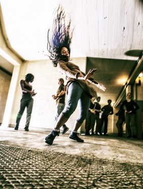 Al kunst er politisk – også dans</br>Menneskers herkomst er et minefelt, mener Kitt Johnson.</br>Foto: PR-foto / Per Morten Abrahamsen