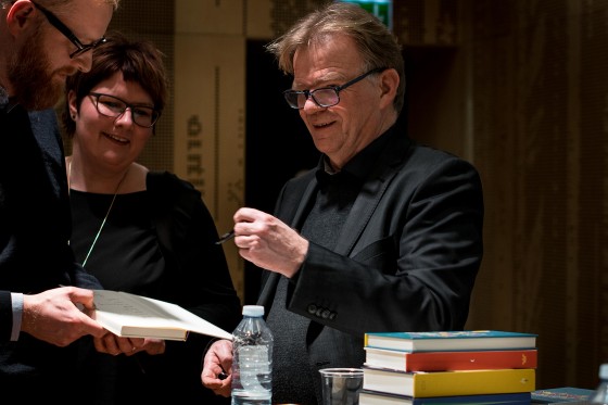 Nordisk og nordjysk fortællekunst</br>Einar Mar Guðmundsson signerer bøger.</br>Foto: PR-foto / Authors in Aarhus