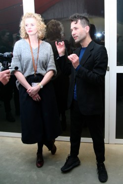 Lyt til det her, det er en mur i Palæstina</br>Jacob Kirkegaard mener, at vi trænger til at sanse mere. Her ses kurator Pernille T. Dinesen og Jacob Kirkegaard ved døren til udstillingen.</br>Foto: Marie Nyeng