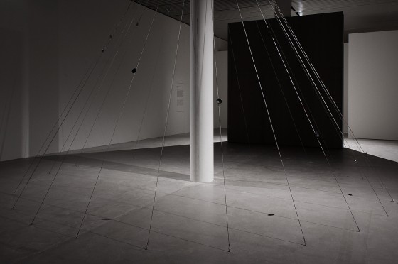 Lyt til det her, det er en mur i Palæstina</br>Værket ‘Earside Out' indeholder lyden af det indre øre. Bag det står ‘Through The Wall' </br>Foto: PR-foto / ARoS -  Jacob Friis-Holm Nielsen