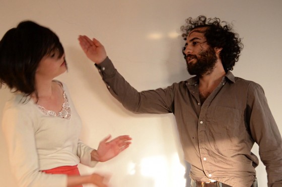 Videokunst på diskret visit i byrummet</br>Rytmiske klap kommer meget hurtigt til at ligne syngende lussinger i Dan Lahianis værk.</br>Foto: PR-foto / Nikolaj Kunsthal - still fra video af  Dan Lahiani