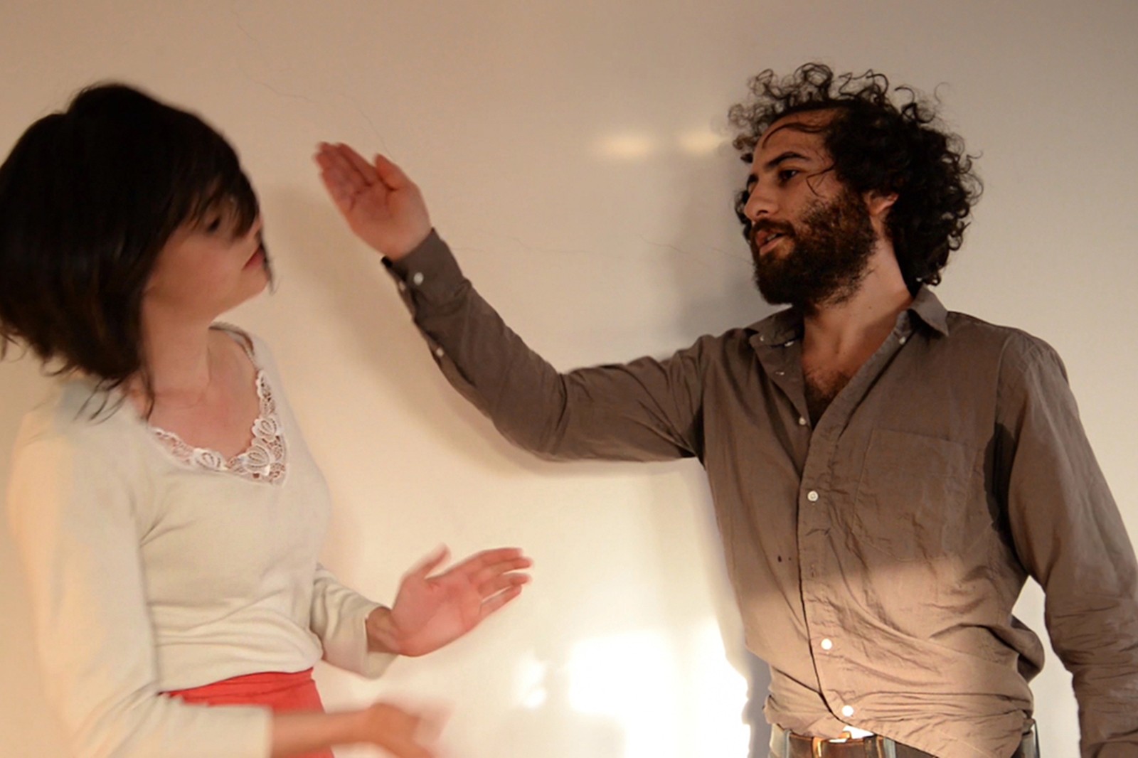 Videokunst på diskret visit i byrummet</br>Rytmiske klap kommer meget hurtigt til at ligne syngende lussinger i Dan Lahianis værk.</br>Foto: PR-foto / Nikolaj Kunsthal - still fra video af  Dan Lahiani