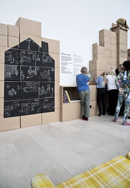 Børnevenlig kunst</br>De høje stabler af flyttekasser får måske ikke børn og voksne til at tænke på det samme.</br>Foto: PR-foto / Statens Museum for Kunst - Frida Gregersen