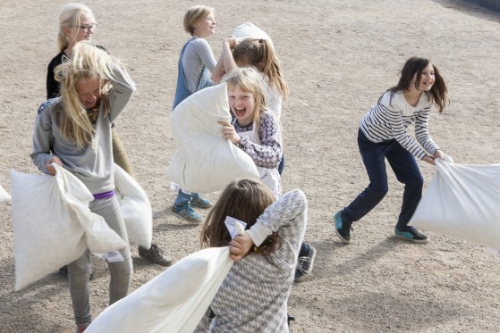 Børnevenlig kunst</br>Ved åbningen af udstillingen var der pudekamp for alle i museets nye have.</br>Foto: PR-foto / Statens Museum for Kunst - Jakob Skou-Hansen