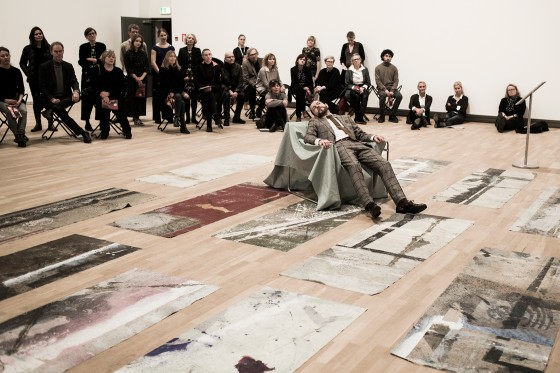 Krop om ord om billeder</br>Nicolai Dahl Hamilton midt i Per Kirkebys Et romantisk billede.</br>Foto: Morten Germund