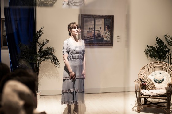 Krop om ord om billeder</br>Kitt Maiken Mortensen foran Matisses maleri Ung pige, der betragter havet.</br>Foto: Morten Germund