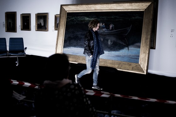 Krop om ord om billeder</br>Skuespiller Maibritt Saerens fortolker Dorthe Nors' tekst over Christian Skredsvigs Skt. Hansaften i Norge.</br>Foto: Morten Germund